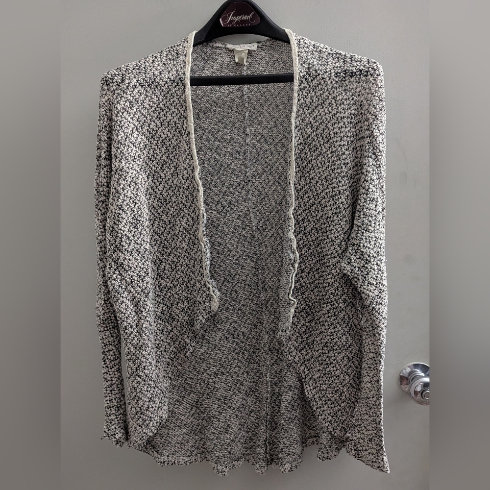 R2D Medium black and white open-front cardigan W/ Scalloped Edging Soft And Cozy